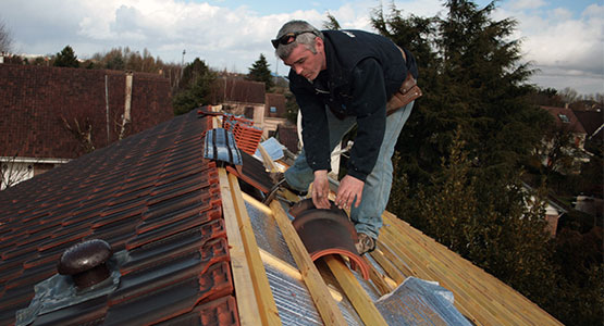 Réfection de toiture, remplacement des tuiles usagées, isolation sous toiture