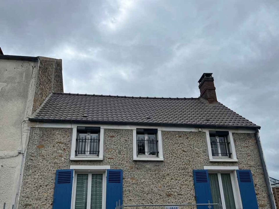 Vue globale d'une maison à Bullion après réfection avec isolation. 