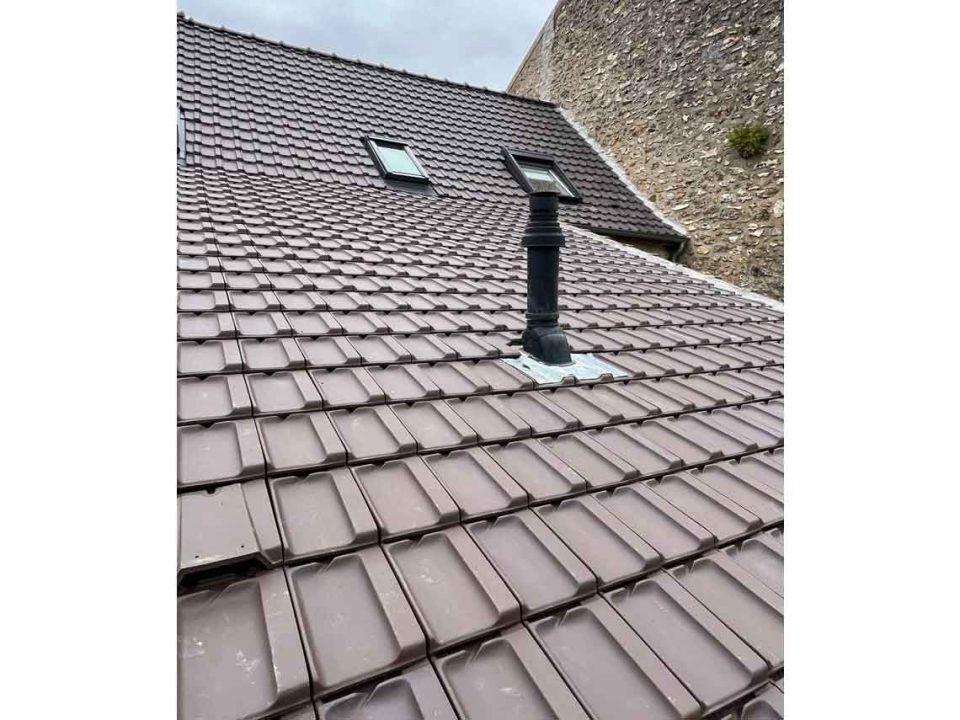Vue rapprochée d'une maison à Bullion après réfection avec isolation. 