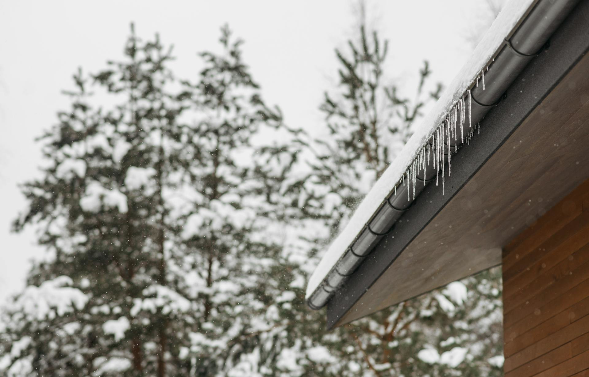 Pose de gouttières en zinc