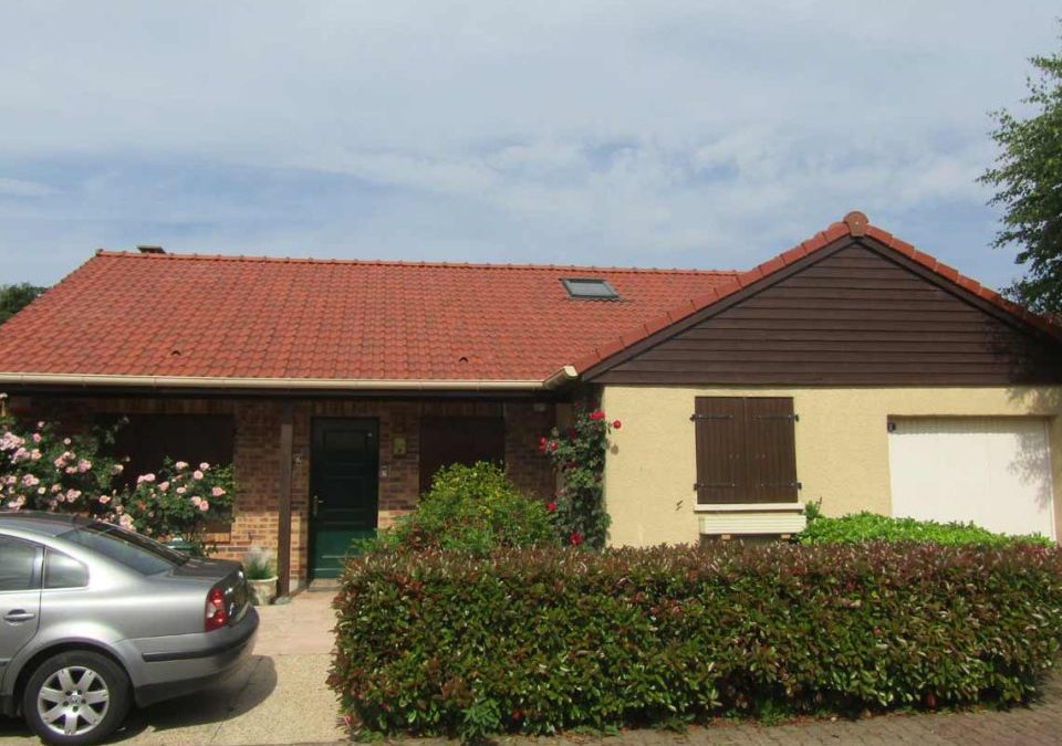 Réfection d&rsquo;une toiture avec pose de gouttières PVC à Voisins le Bretonneux