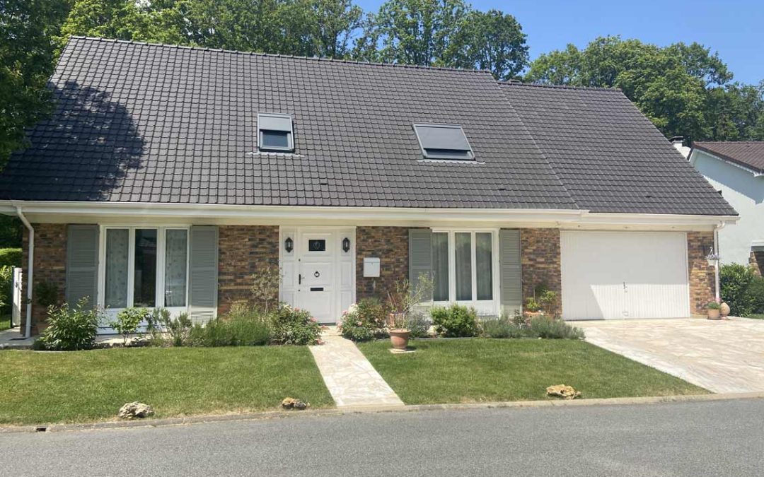 Réfection, isolation avec pose de gouttières, velux et volets roulants sur une toiture à Saint-Rémy-lès-Chevreuse